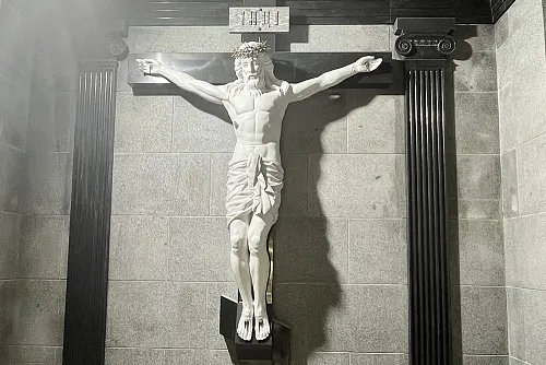 Скульптура "Распятие" из мрамора Bianco Carrara