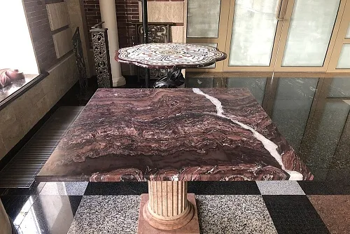 Столешница из гранита Sequoia и подстолье из мрамора Rosso Verona