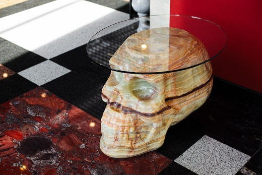 Журнальный стол с "Череп" подстольем из оникса