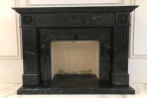 Камин из мрамора Nero Marquina