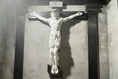 Скульптура "Распятие" из мрамора Bianco Carrara