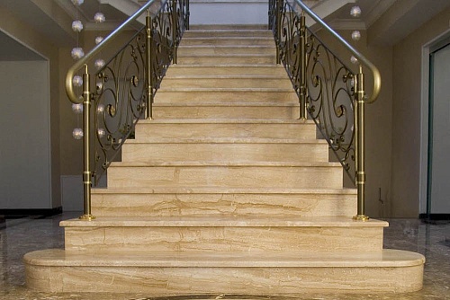 Лестница из мрамора Breccia Sarda